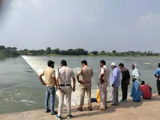 रीवा की टमस नदी में डूबने की आशंका:नदी किनारे मिले घर से लापता युवक के कपड़े, गोताखोर कर रहे तलाश￼￼