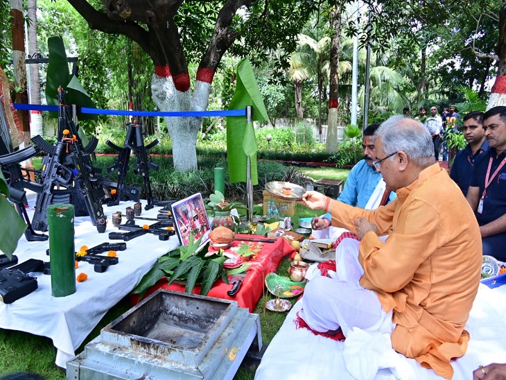 रायपुर में दशहरा पर पूजे गये शस्त्र:मुख्यमंत्री भूपेश बघेल ने CM हाउस में की पूजा,शस्त्रागार में अफसरों ने हवा में गोलियां चलाईं