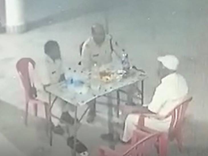 पुलिसकर्मियों की दारू पार्टी का VIDEO:90 साल की मां ने की शिकायत तो बेटे ने ASI को लगवाए पैग, पोते ने खोल दी पोल