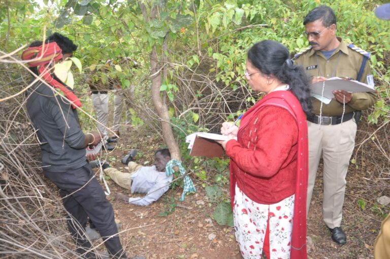 गमछा से गला घोंटकर छेवला के पेड़ से बांधकर वृद्ध की हत्या, अज्ञात आरोपी की तलाश