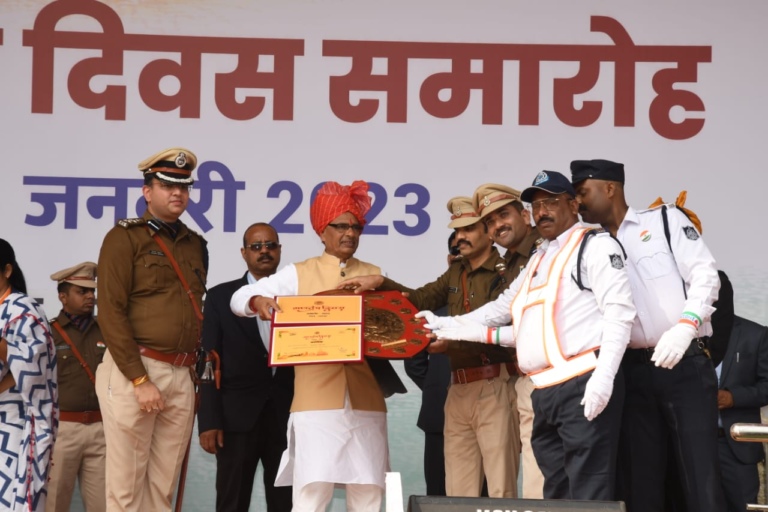 JABALPUR : यातायात पुलिस द्वारा गणतंत्र दिवस समारोह में प्रदर्शित ‘‘यातायात नियमों के प्रति जागरूता’’ वाली झांकी को मिला प्रथम स्थान