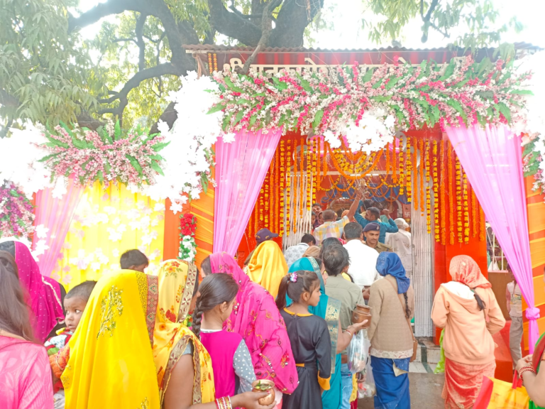 VIDISHA उदयपुर के नीलकंठेश्वर मंदिर में भगवान शिव के दर्शन के लिए उमड़ी भीड़