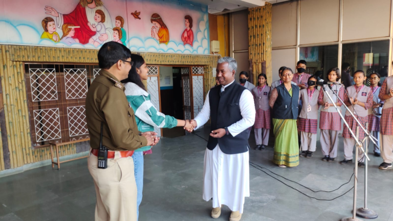 REWA दिल्ली परेड में शामिल होकर लौटी स्वेक्षा गुप्ता का पुलिस अधीक्षक एवं ज्योति स्कूल के प्राचार्य ने किया सम्मान