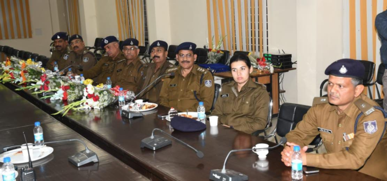 JABALPUR पुलिस अधीक्षक सिद्धार्थ बहुगुणा द्वारा निरीक्षक से कार्यवाहक उप पुलिस अधीक्षक के पद पर पदोन्नत हुये अधिकारियों को पुष्पगुच्छ भेंट कर दी गयी  विदाई