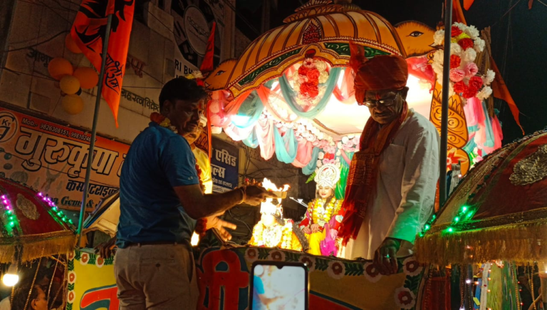 REWA रामनवमी शोभा यात्रा सर्राफा मंडल द्वारा किया गया फोर्ट रोड में दुर्गा मंदिर के पास जोरदार स्वागत