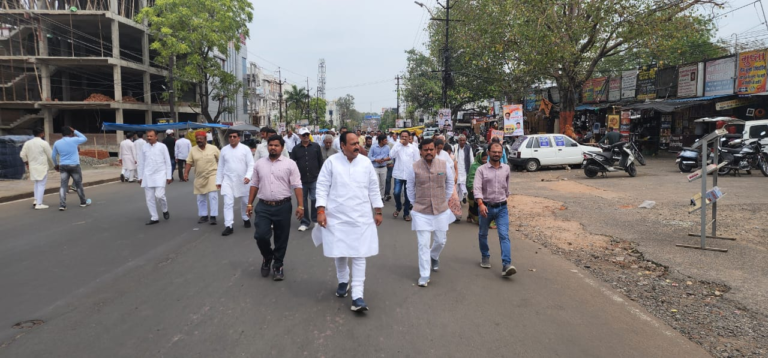 SATNA भोपाल, राज भवन का घेराव करने के लिए हजारों की तादाद में कांग्रेसी बेरीगेट के ऊपर चढ़े गेहूं की बालियां लेकर,जमकर जय जय कमलनाथ के लगे नारे