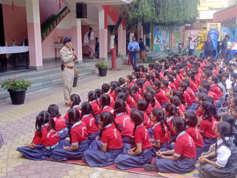 JABALPUR सड़क सुरक्षा जागरूकता सप्ताह अंतर्गत अधीक्षक तुषारकांत विद्यार्थी के निर्देशन में स्कूल, कालेज एवं अन्य संस्थाओं में ‘‘सड़क सुरक्षा जीवन रक्षा’’ विषय पर किये जा रहे जनजागरूकता कार्यक्रम आयोजित