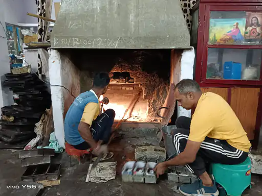 90 दिन तक खराब नहीं होता वाइन केक:कपल ने अंग्रेजों के लिए बनाना शुरू किया; आज भी 94 साल पुरानी भट्टी में पकता है 2 The Khabardar News image 198