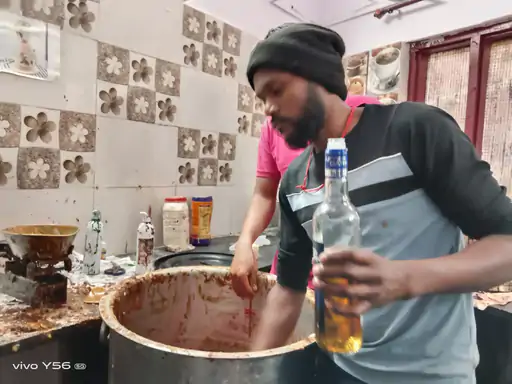 90 दिन तक खराब नहीं होता वाइन केक:कपल ने अंग्रेजों के लिए बनाना शुरू किया; आज भी 94 साल पुरानी भट्टी में पकता है 3 The Khabardar News image 199