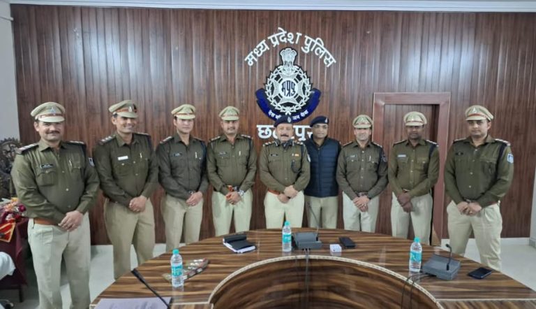 Chattarpur News: पदोन्नत हुए पुलिसकर्मियों को एसपी ने लगाए स्टार, दी शुभकामनाएं