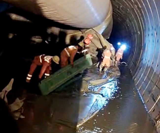 Telangana में 48 घंटे से सुरंग में फंसे 8 मजदूर, अब रेस्क्यू ऑपरेशन में शामिल हुई सिलक्यारा टनल वाली टीम 1 The Khabardar News Tunnel8